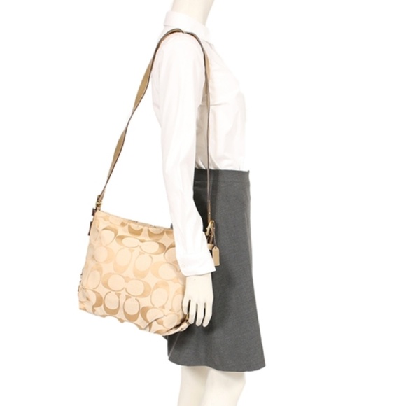 NEW Coach F15067 Soho Signature Duffle Shoulder Bag Tan/ Gold - Picture 12 of 17